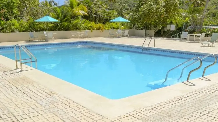 Beachfront Villas at Crystal Cove - Havuz