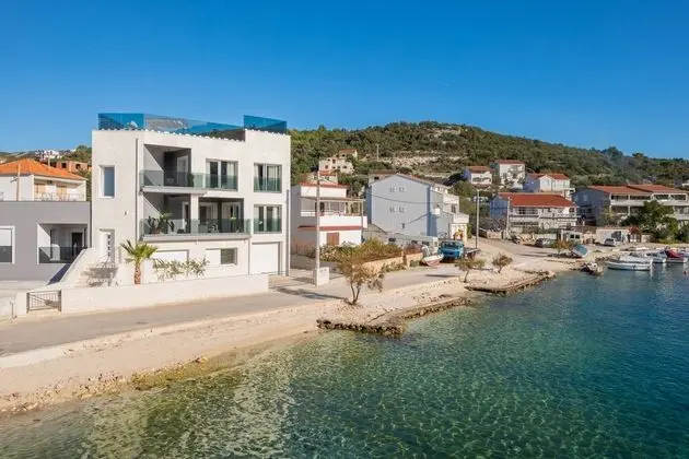 Beachfront Villa Seashell with Pool - Dış Mekan
