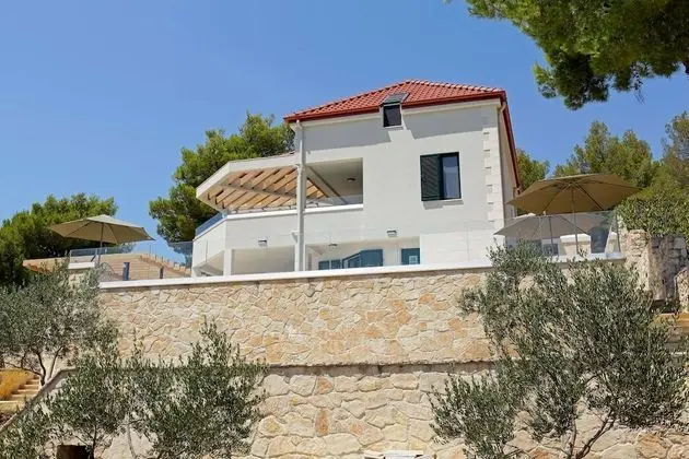 Beachfront villa Senses for 12 in Milna - Dış Mekan