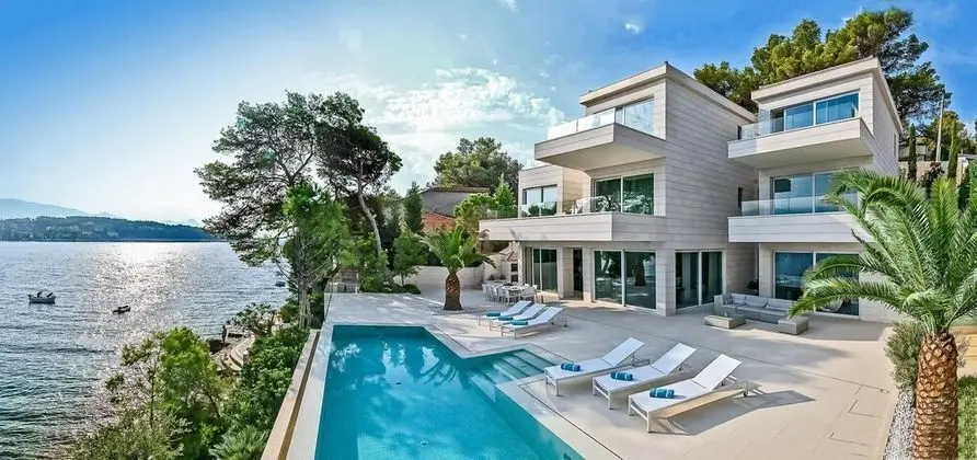 Beachfront Villa Seven Sins with Pool - Dış Mekan