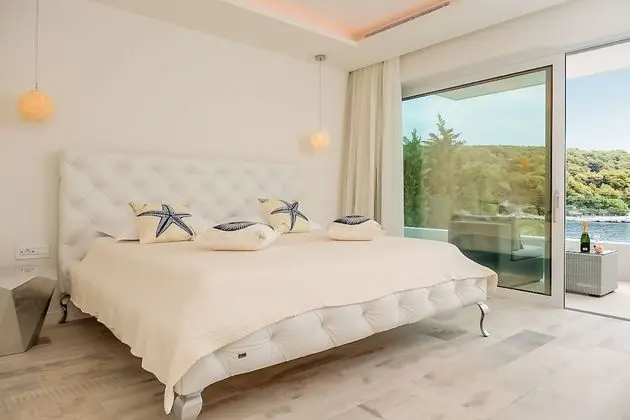 Beachfront Villa Seven Sins with Pool - Oda