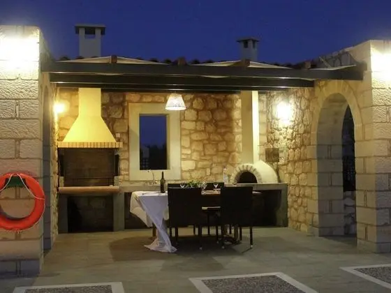 Beachfront Stone Villa With Private Pool, 30m to the Ocean, BBQ & Hydromassage in Kids Pool - Dış Mekan
