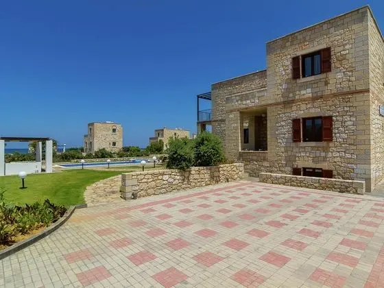 Beachfront Stone Villa With Private Pool, 30m to the Ocean, BBQ & Hydromassage in Kids Pool - Dış Mekan