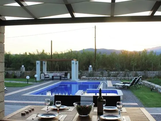 Beachfront Stone Villa With Private Pool, 30m to the Ocean, BBQ & Hydromassage in Kids Pool - Havuz