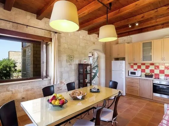 Beachfront Stone Villa With Private Pool, 30m to the Ocean, BBQ & Hydromassage in Kids Pool - Yerinde Yemek