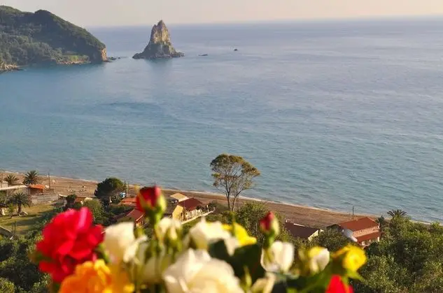 Beachfront Vacation Home Eftichia