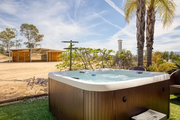 Bear Bridge by Avantstay Hilltop Haven in Temecula w/ Views, Putting Green & Hot Tub - İç Mekan