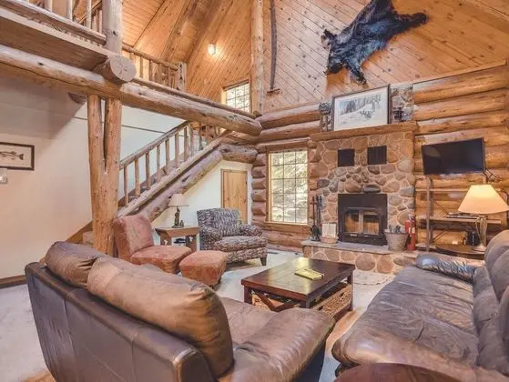 Bear Den Log Cabin - Oda Düzeni