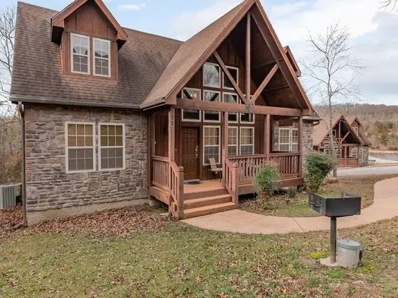 Bear Hug - Cabin Comfort - Outdoor Pool - Walking Trails -family/group Fun!