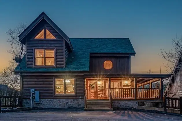 Bear Vista Retreat w HotTub Pool View