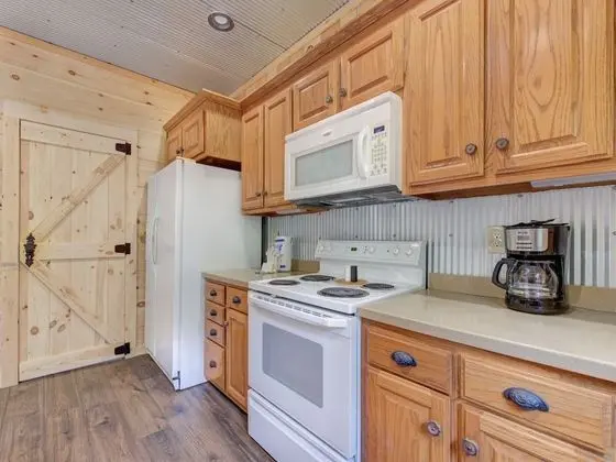 Bearly Hidden by Jackson Mountain Homes - Mutfak