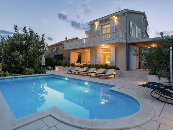 Beautiful Villa 100m From the Sea, Private Pool, Charming Covered Terrace, BBQ