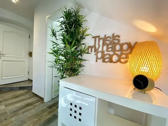 Beautiful 1BR Apt w View Historic Town - Lobi