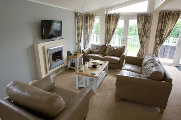 Beautiful 2-bed Lodge With hot tub and Saunain Ely - İç Mekan