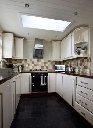 Beautiful 2-bed Lodge With hot tub and Saunain Ely - Mutfak