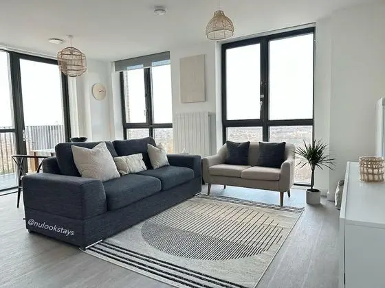 Beautiful 2 Bed Penthouse With Balcony Views LDN