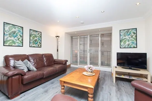 Beautiful 2 Bedroom Flat In Converted Distillery - Oda Düzeni