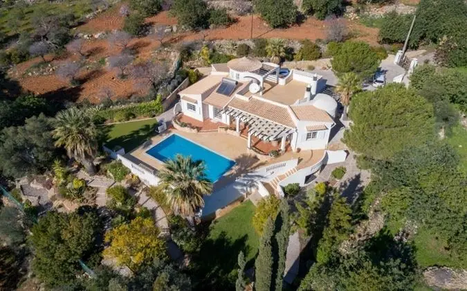 Beautiful 3-bed Villa in Faro Spool & Seaview