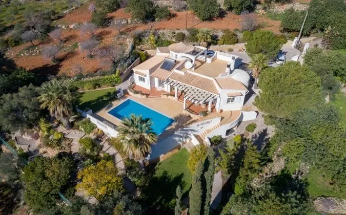 Beautiful 3-bed Villa in Faro Spool & Seaview - Öne Çıkan Resim