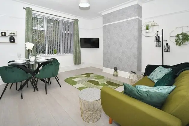 Beautiful 3-bed House by Ministays Stoke-on-trent
