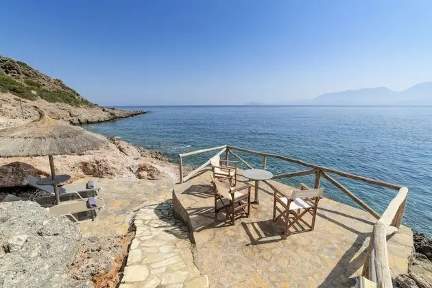 Beautiful 3-bed Sea Front Villa in Agios Nikolaos - Dış Mekan