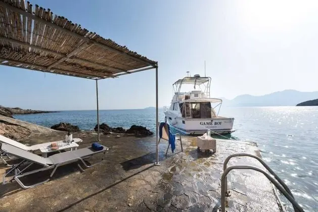 Beautiful 3-bed Sea Front Villa in Agios Nikolaos - Havuz