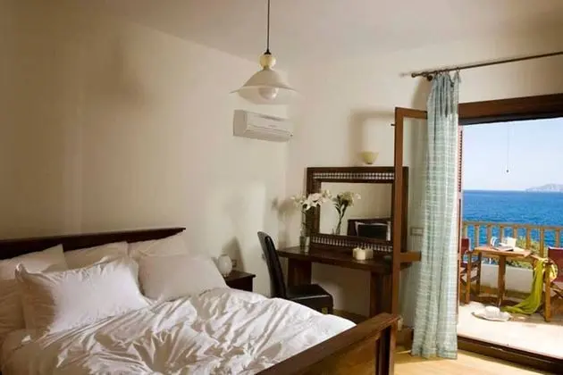 Beautiful 3-bed Sea Front Villa in Agios Nikolaos - Oda