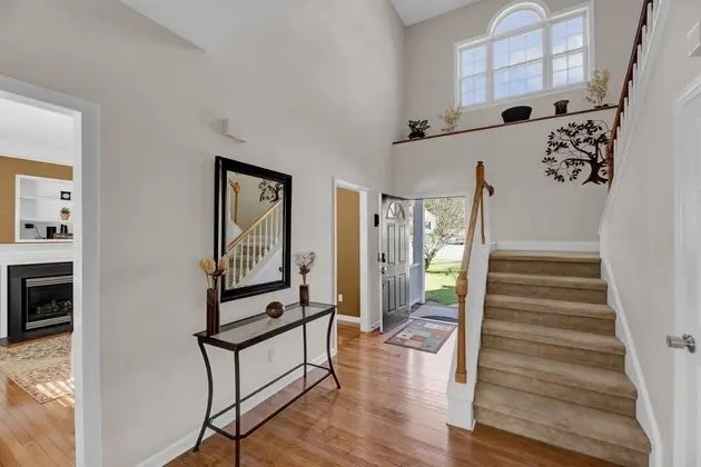 Beautiful 3BR Suburban House - Lobi