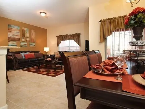 Beautiful 4 Bed 3 Bath Town Home With Splash Pool