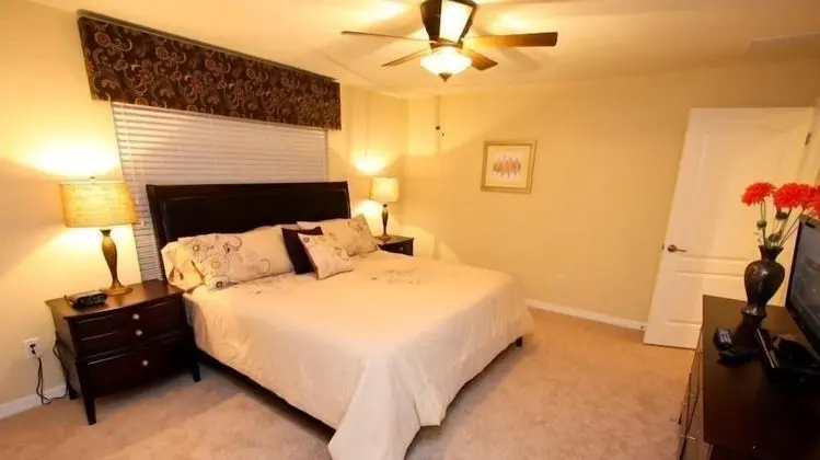 Beautiful 4 Bedroom 3 Bath Town Home in Paradise Palms Resort - Oda