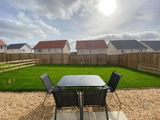 Beautiful 4 Bedroom 3 Beds House in Glasgow