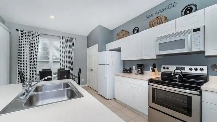 Beautiful 4 Bedroom Pool Home in Windsor Palms Gated Resort - Mutfak