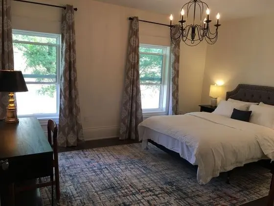 Beautiful 4BR Downtown House, Sleeps 10 - Oda