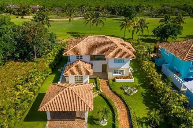 Beautiful 5-bdr 2 Levels Villa for Rent in Punta Cana - Golf Front With Pool Jacuzzi Maid