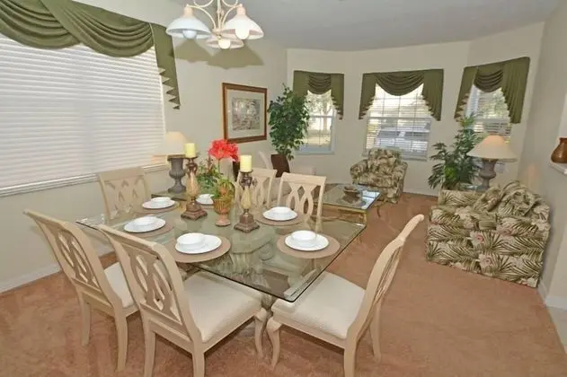 Beautiful 5 Bedroom 3 Bath Pool Home on the Golf Course - Mutfak