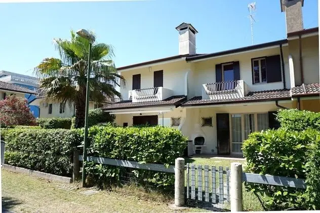 Beautiful Villa For 6 People-pool-tv-ac by Beahost Rentals