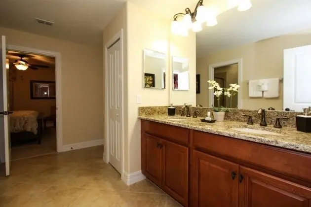 Beautiful 8 Bedroom 5 Bath Pool Home With Movie Theater - Oda