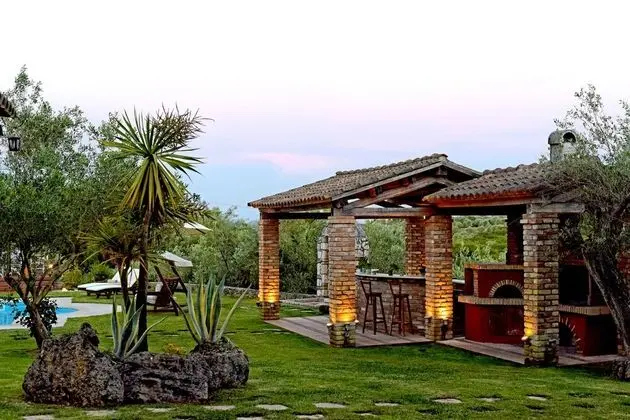 Beautiful 9-bed Villa in Gouvia With Tennis Court - Dış Mekan