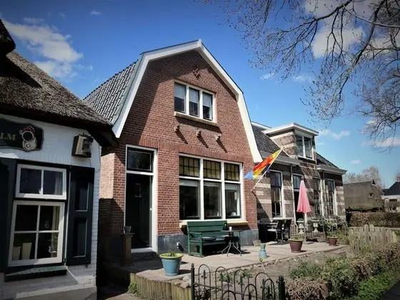Beautiful Apartment in Giethoorn With Canoe and Parking