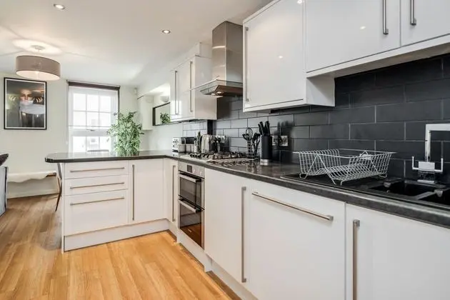 Beautiful Central Windsor Apartment - Mutfak