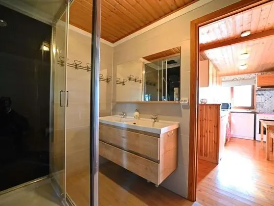 Beautiful Chalet for 4 pax Quietly Located With a Beautifully Landscaped Garden - Banyo Tipleri