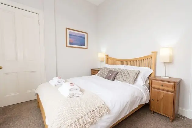 Beautiful City Center 2 Bed Apartment with Park View