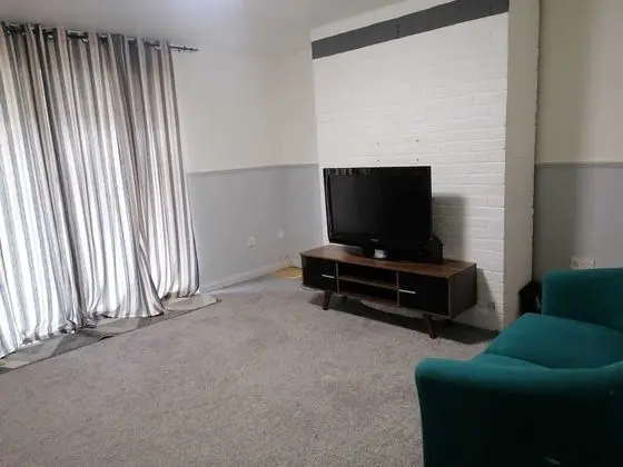 Beautiful and Comfortable 3 or 4 Bedroom House in Tilbury - Bar
