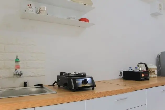 Beautiful and Comfy 1BR at Bassura City Apartment - İç Mekan