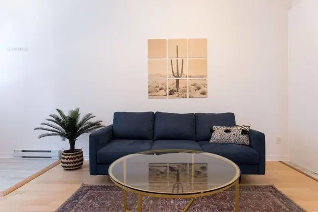 Beautiful and Cozy Steps From Mount-royal