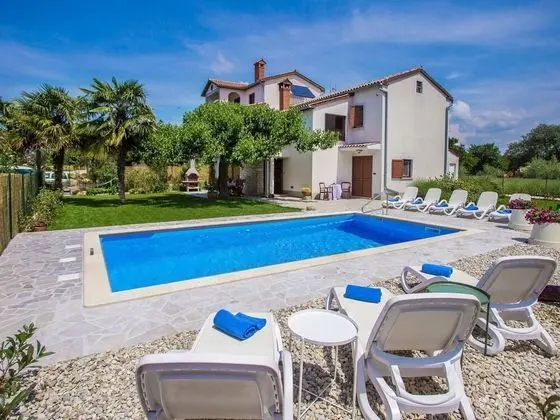Beautiful Decorated Villa for 8 Persons With Private Pool in a Quiet Location