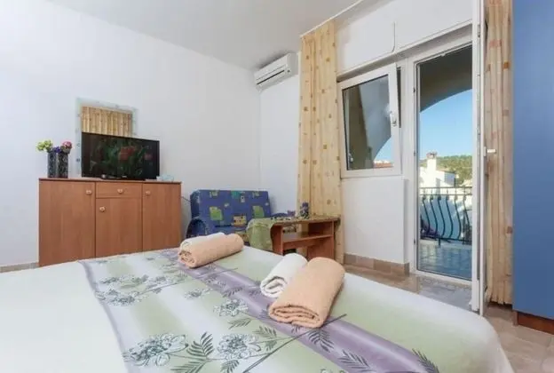 Beautiful Double Bed Room With Balcony and Sea View