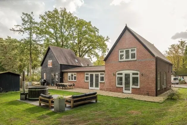 Beautiful English Villa With Hottub
