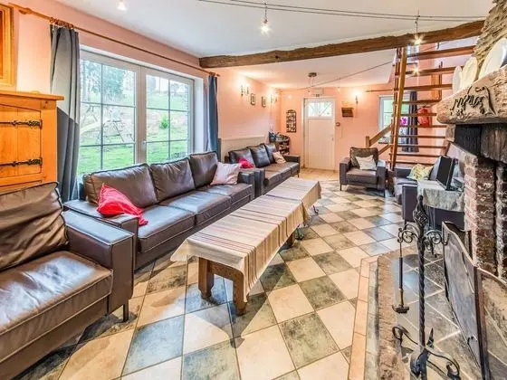 Beautiful Farmhouse in Brisy With Sauna - Oda Düzeni