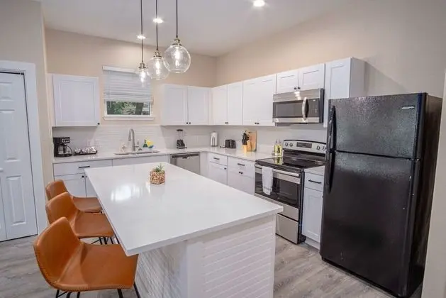Beautiful Fenced 3BR 2BA Near Exciting Downtown - Mutfak